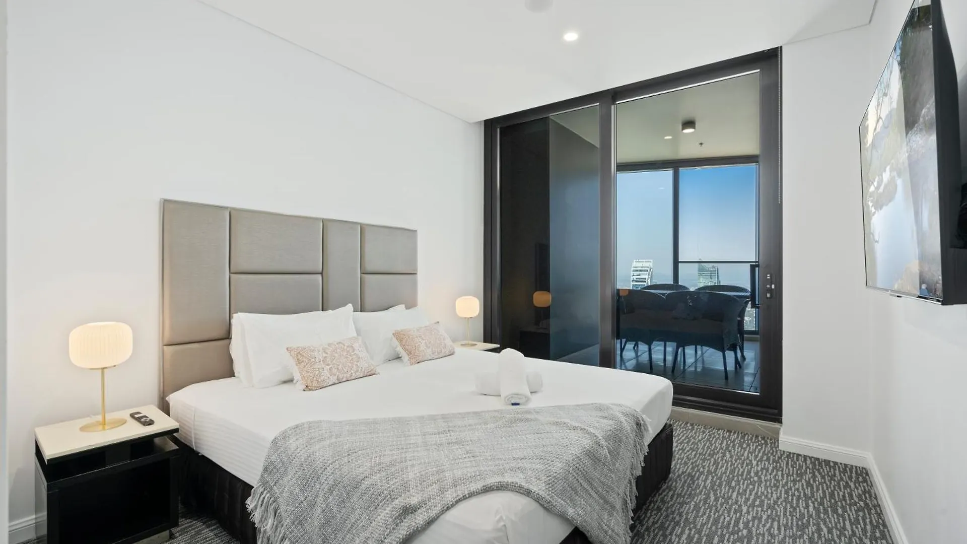 Gorgeous Oceanview 2B2B Beachfront Apartment In Surfers Gold Coast