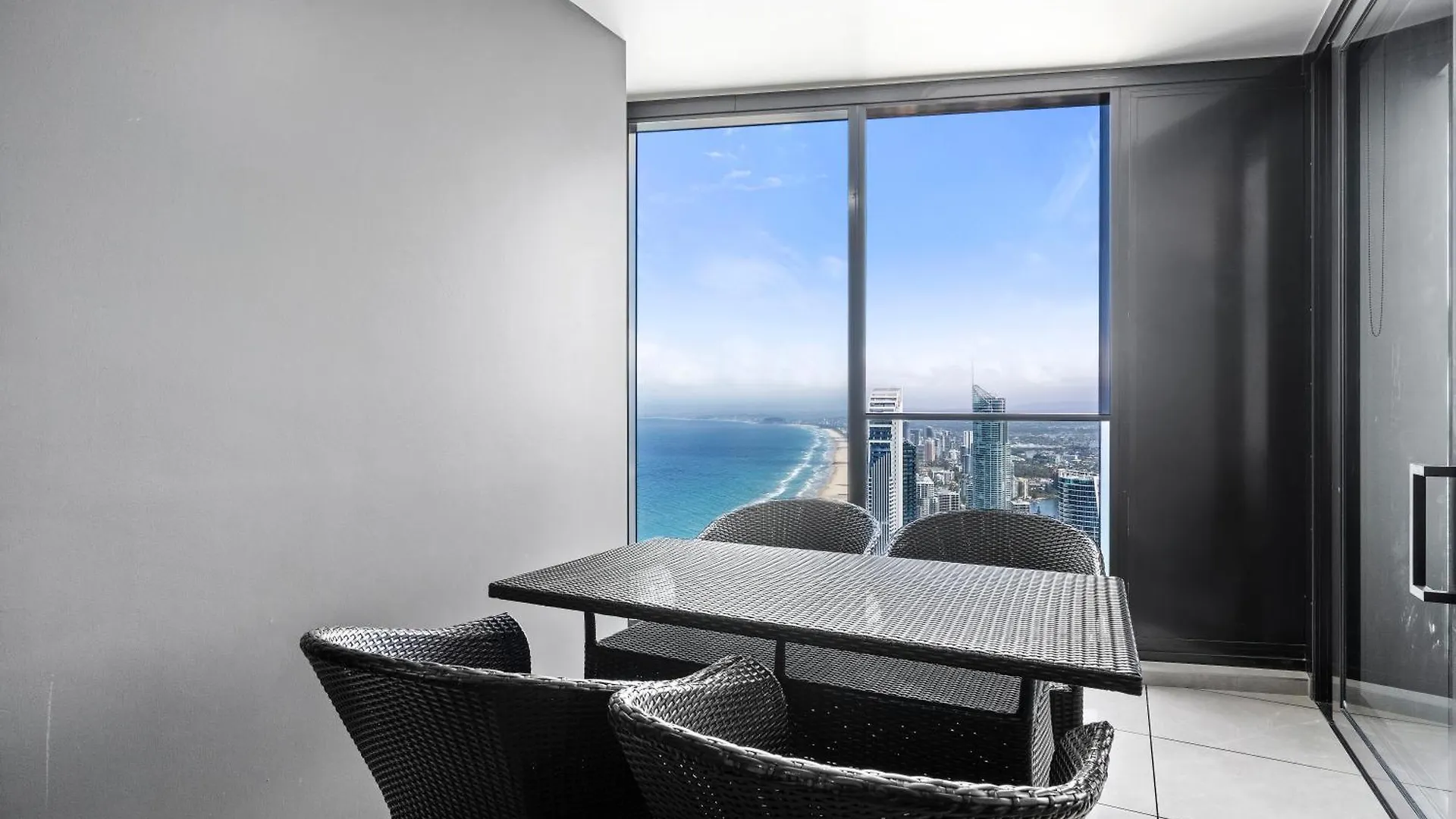 Gorgeous Oceanview 2B2B Beachfront Apartment In Surfers Gold Coast Australien