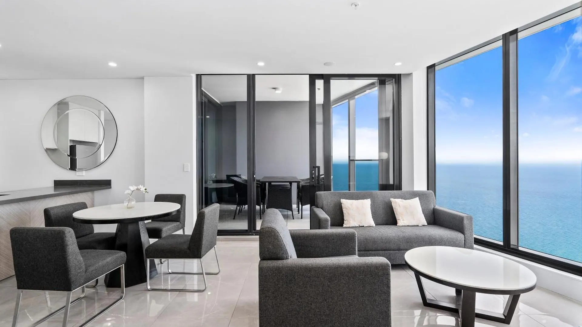 Gorgeous Oceanview 2B2B Beachfront Apartment In Surfers Gold Coast