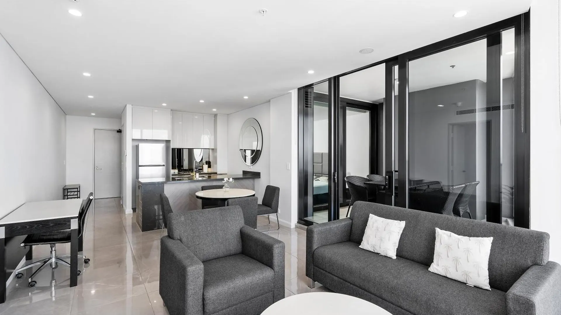 Gorgeous Oceanview 2B2B Beachfront Apartment In Surfers Gold Coast