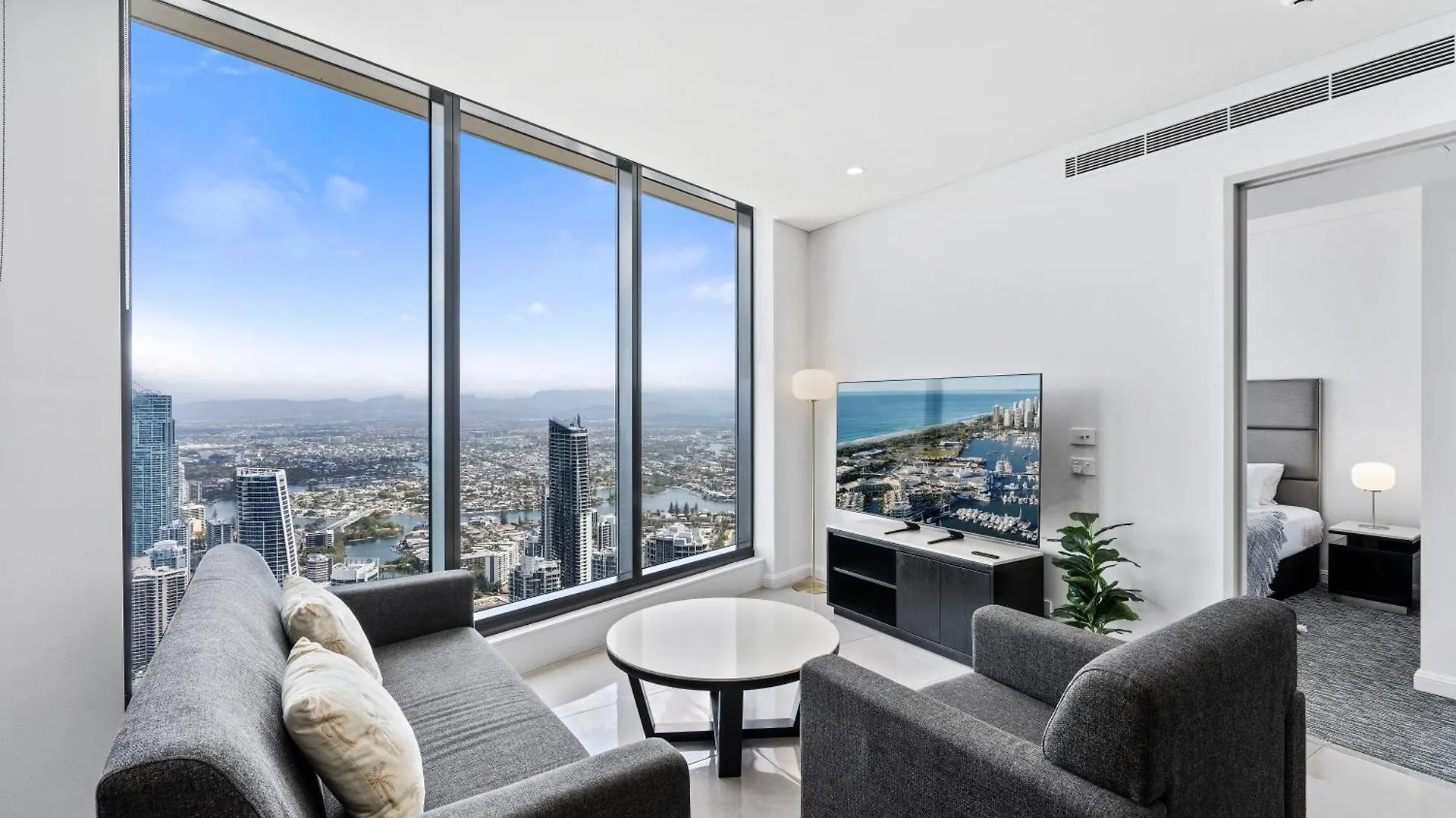 Gorgeous Oceanview 2B2B Beachfront Apartment In Surfers Gold Coast